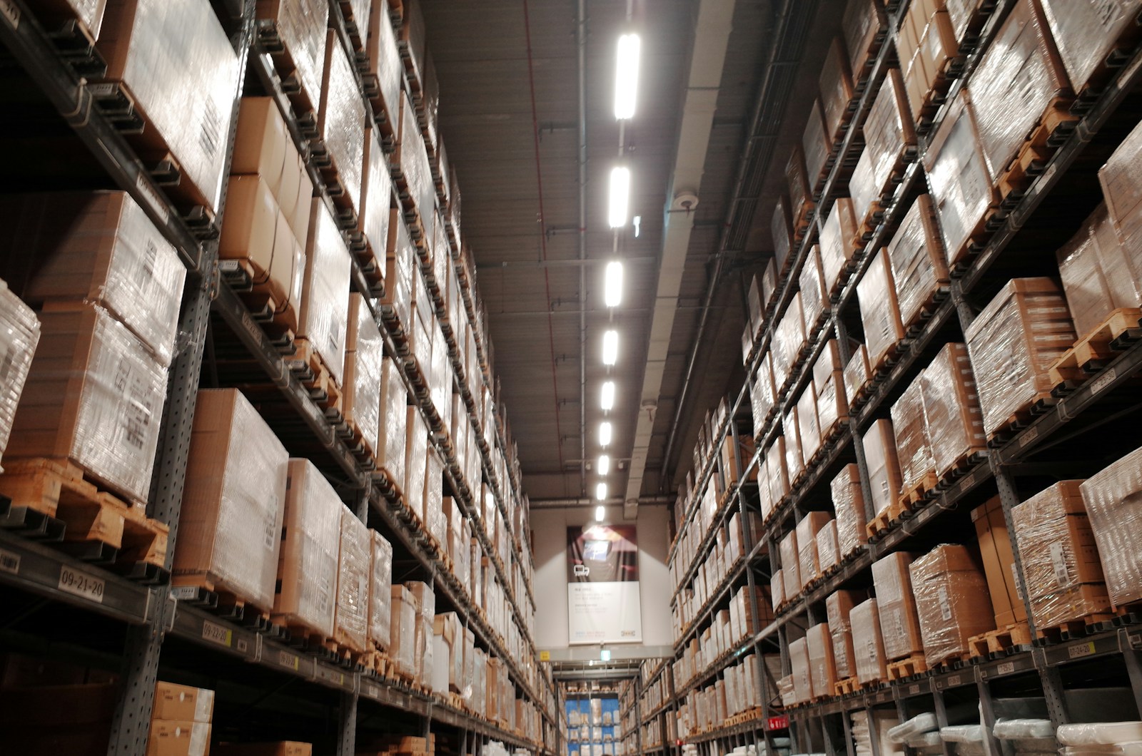 Armazém de logística com cargas organizadas